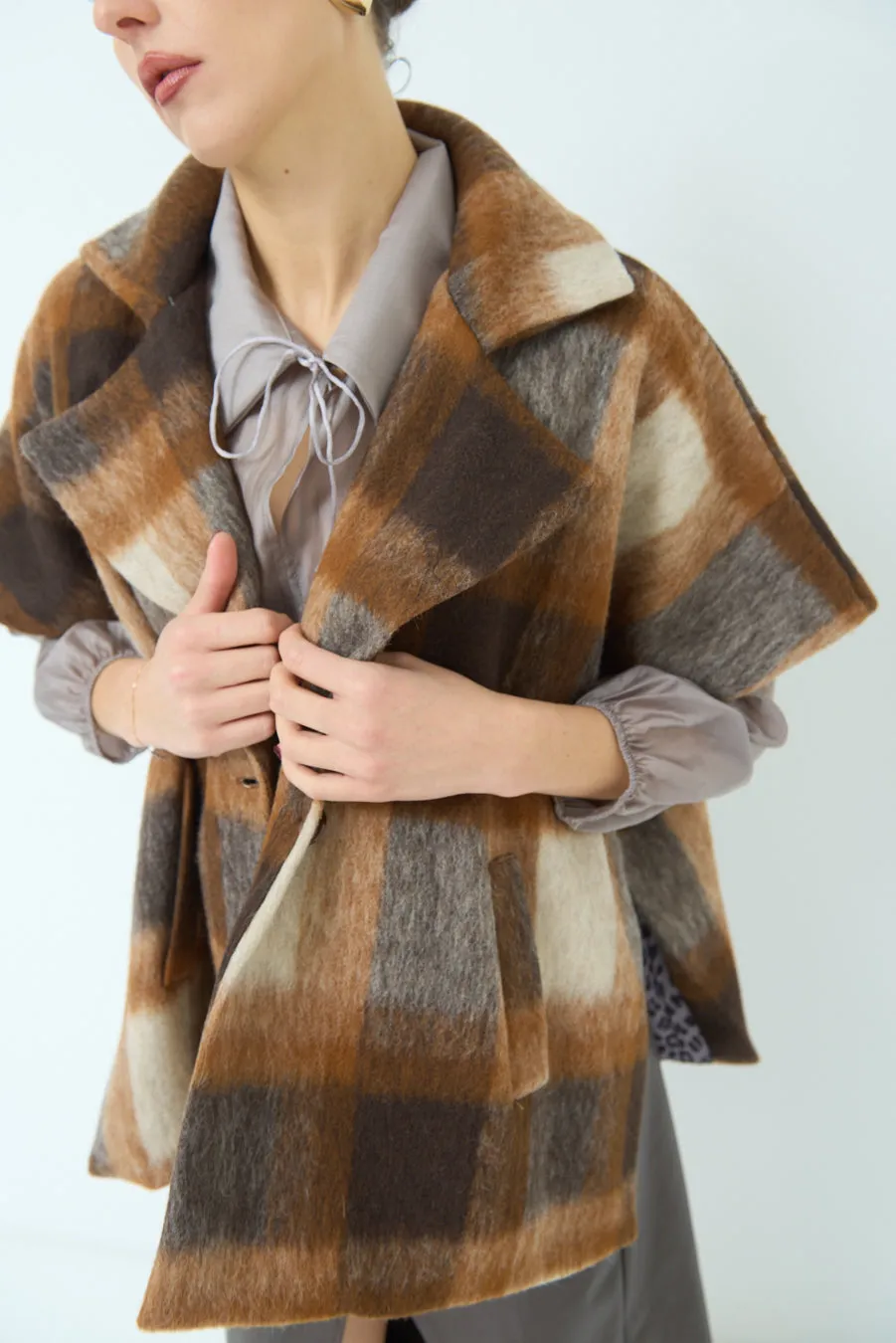Sleeveless plaid jacket with wide collar wholesale